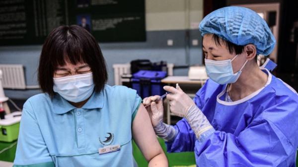 辽宁省沈阳市一名学生2021年8月接种COVID-19病毒疫苗。（图片来源：Getty Images）