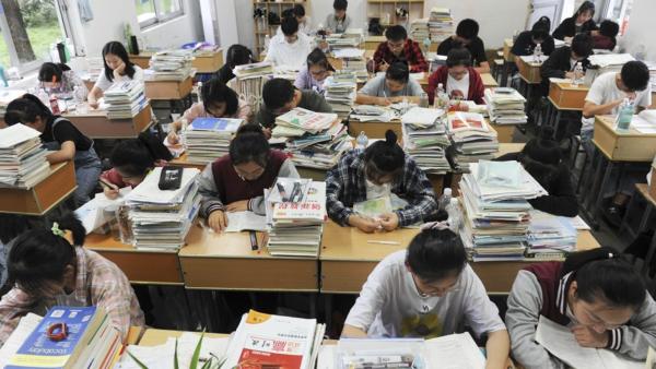 中国高中生在教室里学习。（Getty Images）