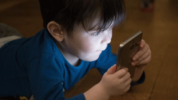孩子开始接触手机的年龄越来越小。（图片来源：pixabay）