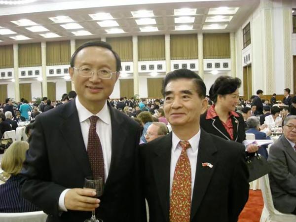 梁成运（右）和前国务委员、外长杨洁篪（左）在人民大会堂合影。 