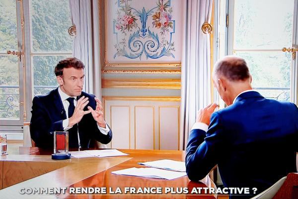 法国总统马克龙（左）在5月15日接受法国电视一台TF1的电视采访。（LUDOVIC MARIN/AFP via Getty Images）