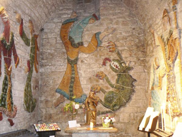 圣埃尼米古尔圣母教堂内展现埃尼米公主大战恶龙的壁画（Ancalagon/Wikipédia/CC BY-SA 3.0）