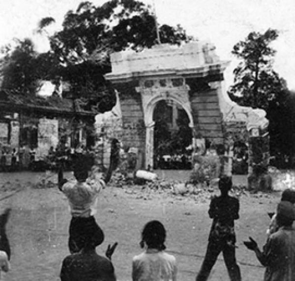 文化大革命期间，清华大学的二校门正在被拉倒。