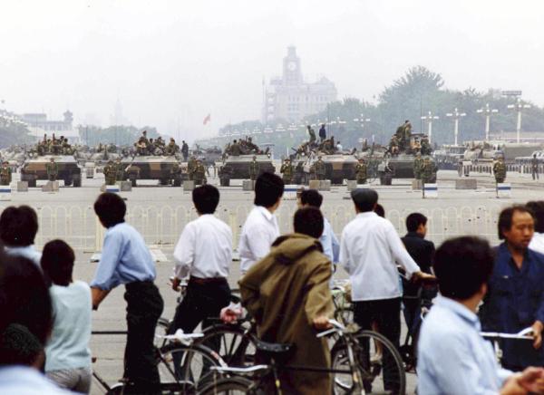 资料照片：北京市居民们在观看天安门广场上的解放军坦克车。（1989年6月7日）