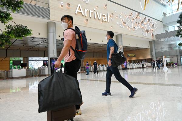 2022年9月13日，游客到达新加坡樟宜机场。（ROSLAN RAHMAN/AFP via Getty Images）