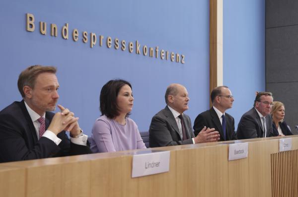 6月14日，德国总理肖尔茨（左三）与财政部长、外交部长、国防部长及内政部长参加新闻发布会。（Sean Gallup/Getty Images）
