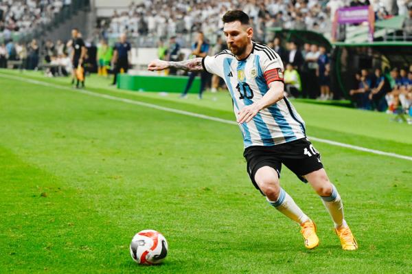 2023年6月15日——习近平70岁生日当天，阿根廷足球队与澳大利亚足球队在北京工人体育场进行了一场友谊赛。图为阿根廷足球巨星梅西（Lionel Messi）在赛场上。（PEDRO PARDO/AFP via Getty Images）