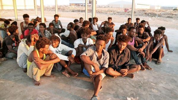 每年都有数以千计的人越过利比亚边境，冒着生命危险搭船经地中海前往欧洲。图为获救难民。(AFP/Getty Images)
