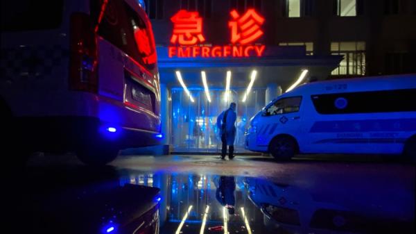 2023年1月13日上海一家医院COVID-19感染患者急救车送医不停。（图片来源：Getty Images）