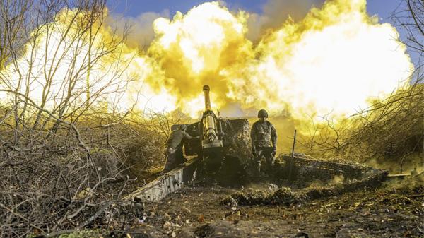 乌克兰总统表示，已为反攻做好准备。图为乌克兰一名炮兵向巴赫姆特外的俄罗斯阵地开火。（BULENT KILIC/AFP via Getty Images）
