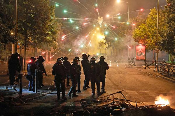 6月30日晚，92省楠泰尔市Cité Pablo Picasso的骚乱现场，警方在烟火爆炸附近待命。（ZAKARIA ABDELKAFI/AFP via Getty Images）