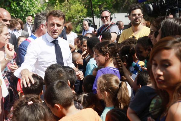 6月27日，马克龙走访了马赛Saint Andre La Castellane小学。（GUILLAUME HORCAJUELO/POOL/AFP via Getty Images）