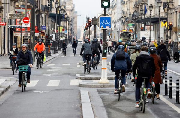 巴黎有越来越多的人选择骑车出行，图为巴黎市中心Rivoli大街。（LUDOVIC MARIN/AFP via Getty Images）