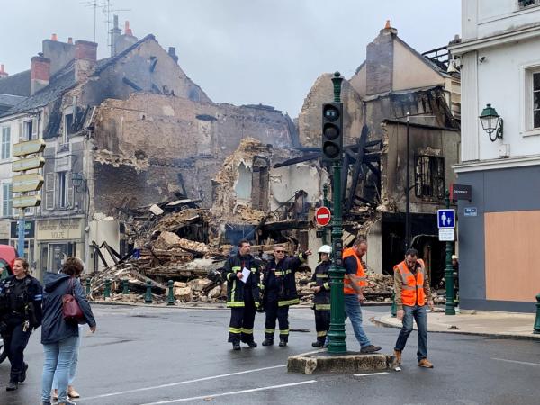 7月1日，救援人员在巴黎以南100公里的蒙塔日（Montargis）调查一栋在骚乱中被烧毁的建筑物的现场，该建筑内有一家药店。（MATHIEU RABECHAULT/AFP via Getty Images）