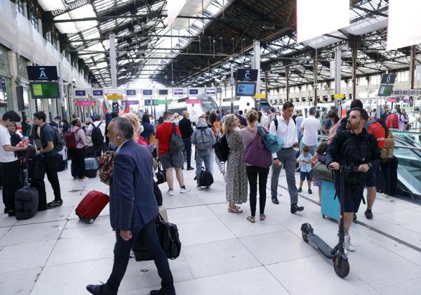 2022年7月6日，法国国家铁路公司举行全国罢工，旅客在巴黎里昂火车站等待当天列车信息。（GEOFFROY VAN DER HASSELT/AFP via Getty Images）