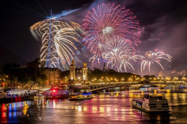 7月14日晚在巴黎点燃的法国国庆烟火。（BERTRAND GUAY/AFP via Getty Images）