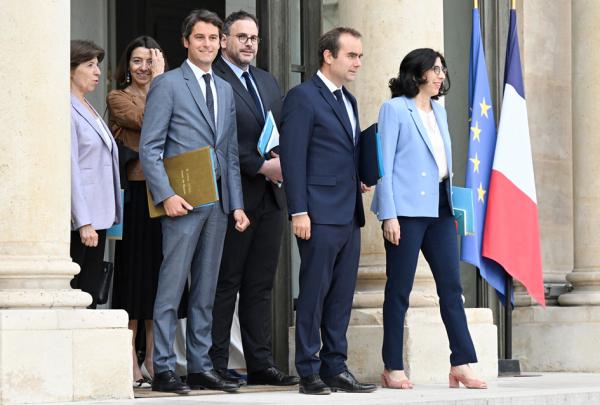 7月21日，法国新一届政府成员在爱丽舍宫召开了首次部长级会议。新任教育部长阿塔尔（左三）、新任卫生部长鲁索（左四）（BERTRAND GUAY/AFP via Getty Images）