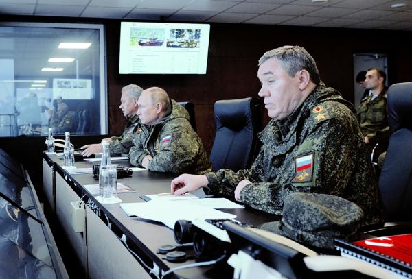 图为：2022年俄罗斯总统普京（中）在国防部长绍伊古（左）和俄罗斯总参谋长格拉西莫夫（前排右）的陪同下，在乌苏里斯克市外的谢尔盖夫斯基训练场监督“东方2022”军事演习。(MIKHAIL KLIMENTYEV/SPUTNIK/AFP via Getty Images )