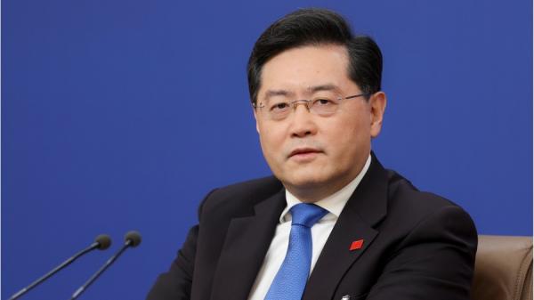 2023年3月7日，中共外交部长秦刚在北京出席两会新闻发布会。