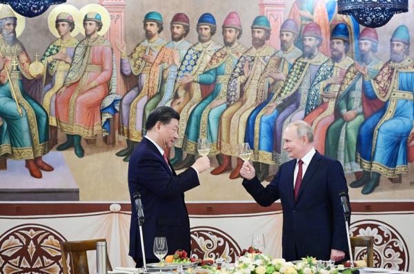 在这次峰会上，欧盟呼吁中国向俄罗斯施加压力，结束这场侵略战争。图为：习近平今年3月抵达莫斯科与普京会面。（PAVEL BYRKIN/SPUTNIK/AFP via Getty Images）