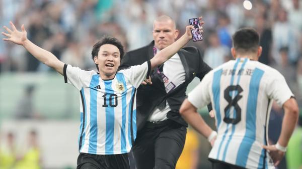 6月15日，在阿根廷和澳大利亚友谊赛中一名球迷突进场被安保追赶。（Getty Images）