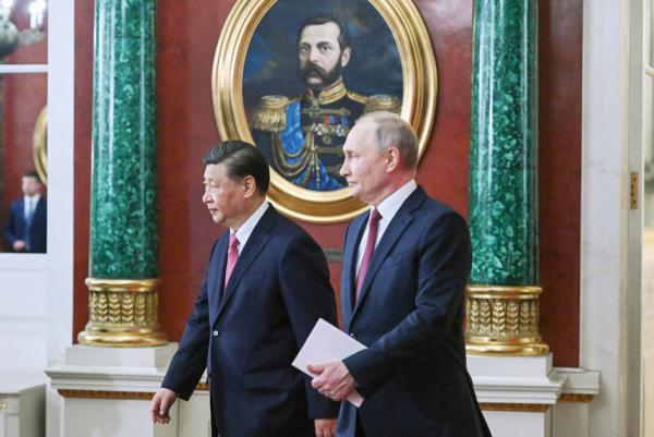 今年3月21日，习近平与普京在莫斯科克里姆林宫会谈后举行签署仪式。（GRIGORY SYSOYEV/SPUTNIK/AFP via Getty Images）