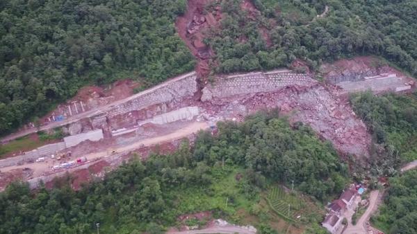中国湖北山区7月8日泥石流。（图片来源：微博）