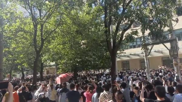数以千计愤怒家长聚集西安市政府讨说法。（图片来源：网络图片）