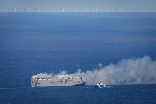 7月26日，载有3783辆新车的“Fremantle Highway”号货轮在荷兰海岸附近起火。（JAN SPOELSTRA/ANP/AFP via Getty Images）