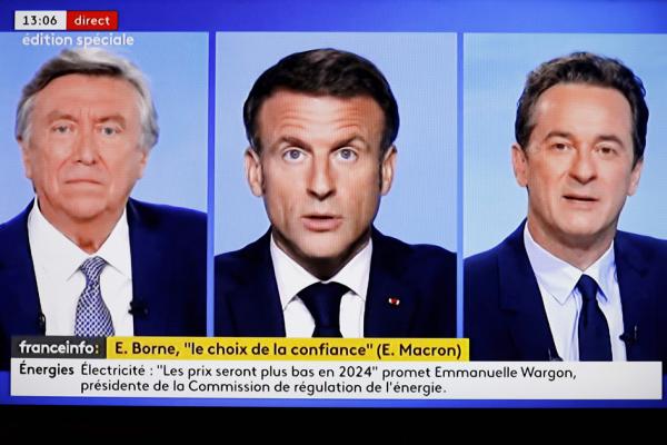 法国总统马克龙（中）在7月24日接受电视采访。（ LUDOVIC MARIN/AFP via Getty Images）