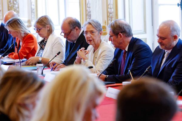 法国总理博尔内（右三）在总理府与新政府成员开会。（BERTRAND GUAY/AFP via Getty Images）