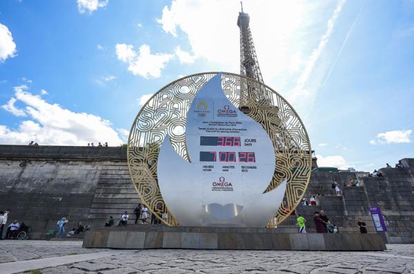 埃菲尔铁塔前的奥运会倒计时牌（ALAIN JOCARD/AFP via Getty Images）