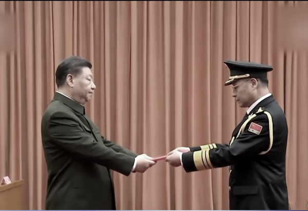 火箭军换将，王厚斌（右）接任新司令。