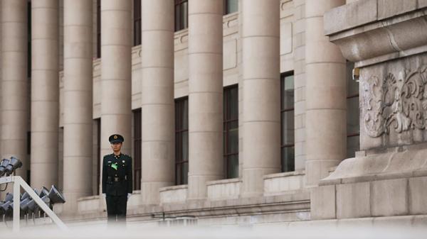 人民代表大会堂前站立的军警（Getty Images） 