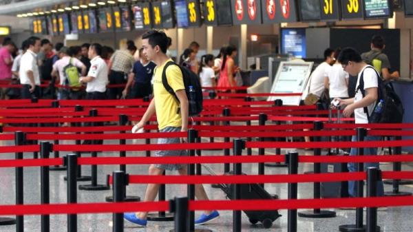 几年前的中国机场处处能见到很多成群结队的外国游客，而现在极少看见外国人了。（图片来源：STR/AFP/Getty Images）