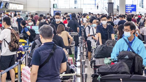 香港机场内，办理前往英国航班的柜台前大排长龙。（Getty Images）