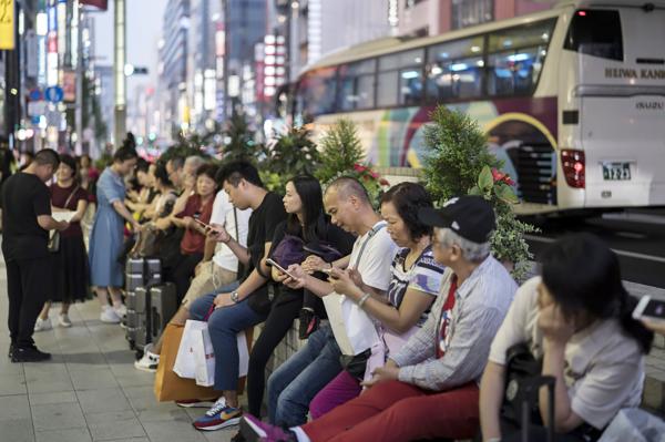 2019年10月2日，中国游客在日本东京银座购物区等待旅游巴士。（Tomohiro Ohsumi/Getty Images）