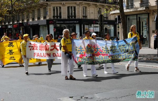 8月26日，法轮功学员在巴黎参加反迫害游行。（图片来源：看中国）
