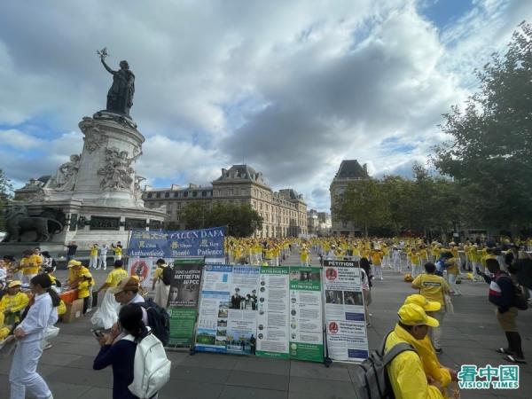 8月26日，法轮功学员在巴黎共和广场炼功。（图片来源：看中国）