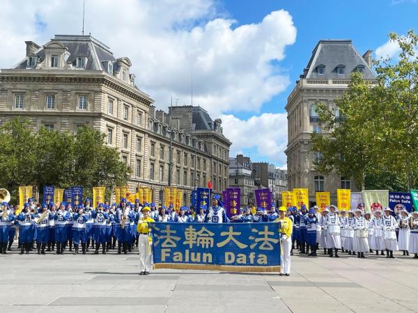8月26日，欧洲天国乐团在巴黎共和广场