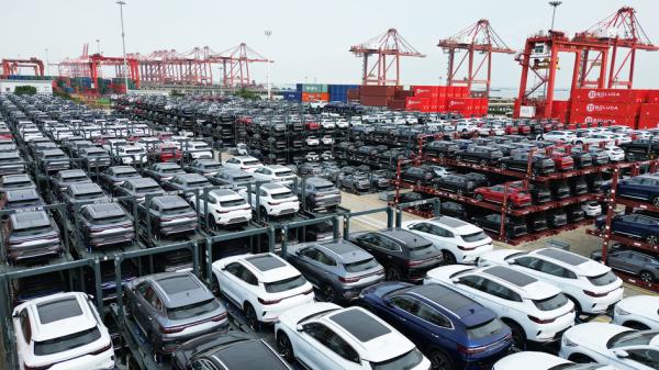 9月11日，等待装船的中国电动汽车堆放在苏州港的太仓港国际集装箱码头。（AFP via Getty Images）