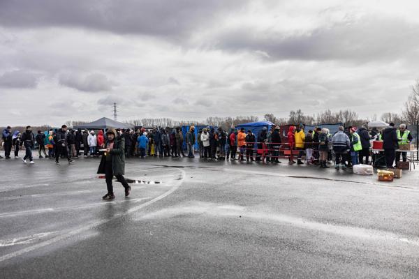 2023年3月9日，移民在法国北部马尔迪克的临时营地中排队领取当地协会分发的餐食。（SAMEER AL-DOUMY/AFP via Getty Images）