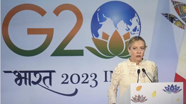 意大利总理梅洛尼（Giorgia Meloni）在2023年G20峰会上发言。（ MONEY SHARMA/AFP via Getty Images）