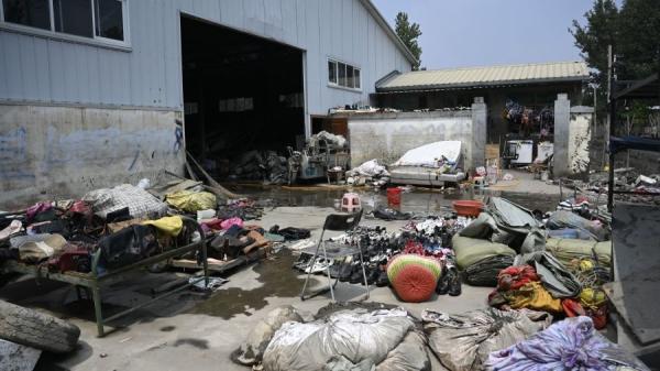 8月9日河北涿州一村民家院内被洪水泡过的杂物。（图片来源：Getty Images）