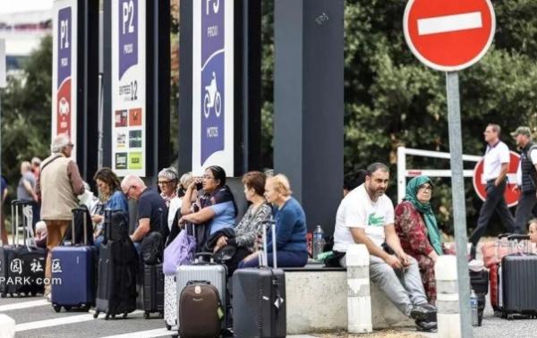 10月18日，被疏散至图卢兹机场外候机的旅客。（图片来源：网络翻拍）