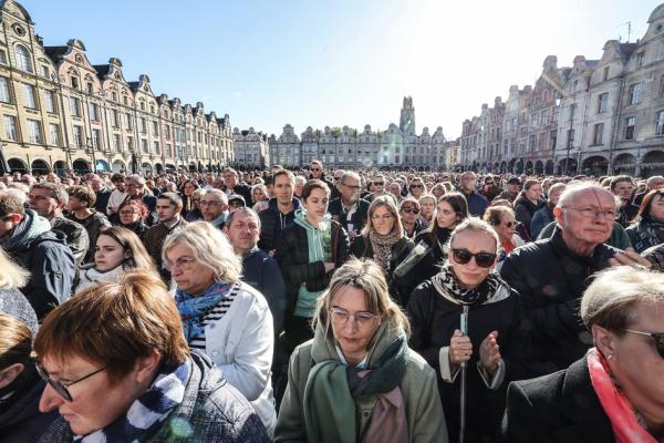 10月15日，人们聚集在法国东北部阿拉斯的英雄广场悼念13日在甘贝塔-卡诺高被恐怖分子刺杀的法语老师。（DENIS CHARLET/AFP via Getty Images）