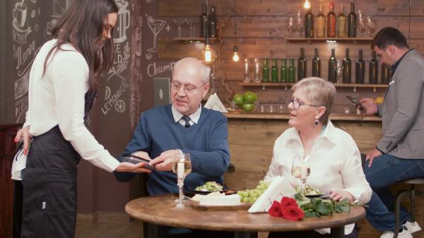 老年夫妇在邮轮餐厅用餐。（123RF）