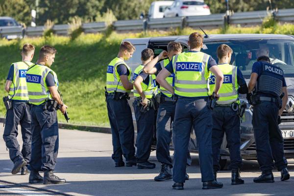 9月28日德国联邦警察在东部与波兰接壤的边境地区搜查一辆货车。（ODD ANDERSEN/AFP via Getty Images）