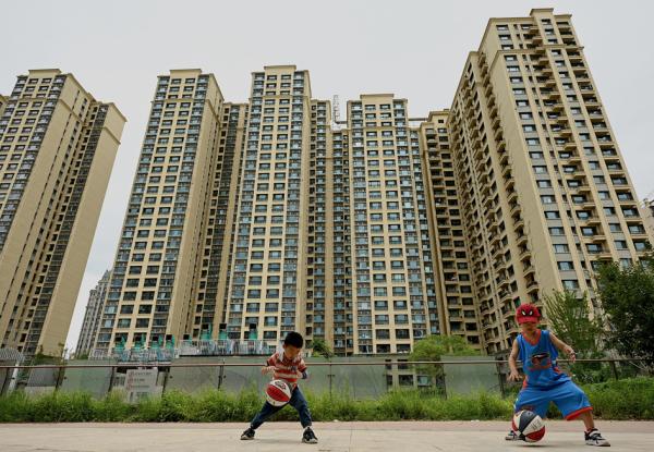 2022年7月28日，孩子们在房地产商恒大在北京开发的一个住宅区前玩耍。（NOEL CELIS/AFP via Getty Images） 