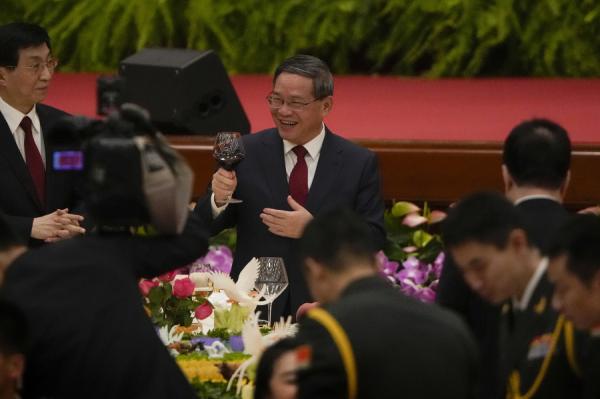 在今年十一晚宴上，中国国务院总理李强（中）向领导人和特邀嘉宾敬酒。